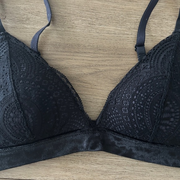 H&M Women’s Lace Triangle Bralette - Black, Size XS/S- EUC - Picture 4 of 7